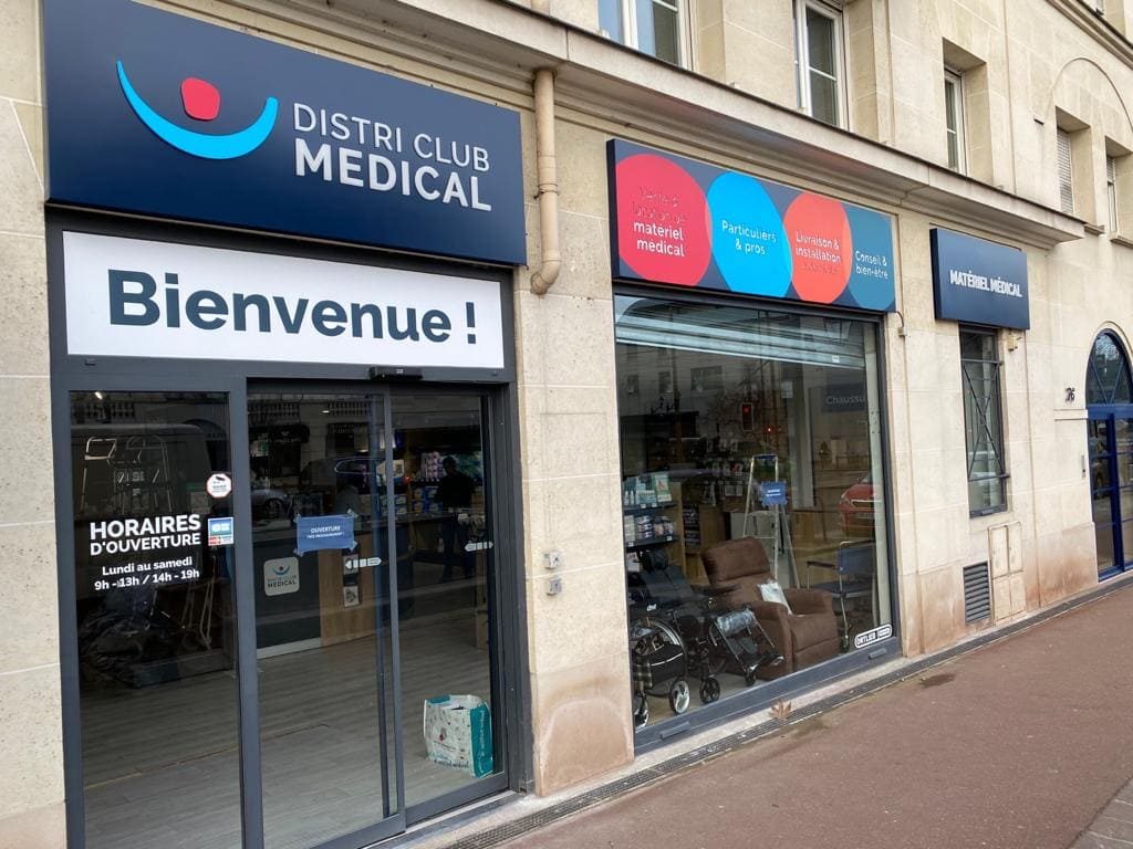 distri-club-medical-antony-vitrine-magasin